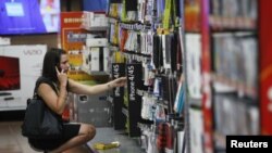 Una mujer hace sus compras en una tienda Walmart en Rogers, Arkansas.