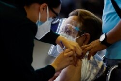 Una persona recibe una dosis de la vacuna rusa Sputnik V contra COVID-19 durante un evento de vacunación masiva en la Ciudad de México el 24 de febrero de 2021.