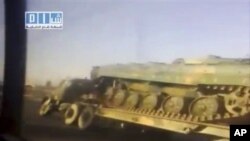 ماشێنێـکی زرێپـۆش به‌ره‌و ده‌رعا ده‌برێت، چوارشه‌ممه‌ 27 ی چواری 2011