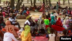 ARCHIVES - Des Camerounais ayant fui les violences intercommunautaires meurtrières entre éleveurs et agriculteurs se trouvent dans un camp de réfugiés temporaire dans le district de Farcha, à Ndjamena, au Tchad, le 9 décembre 2021.