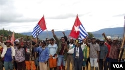 Salah satu demonstrasi para aktivis Organisasi Papua Merdeka (foto: dok). Peserta Kongres Papua di Abepura (19/10) dilaporkan mengibarkan bendera Bintang Kejora milik OPM dan membacakan pernyataan kemerdekaan.