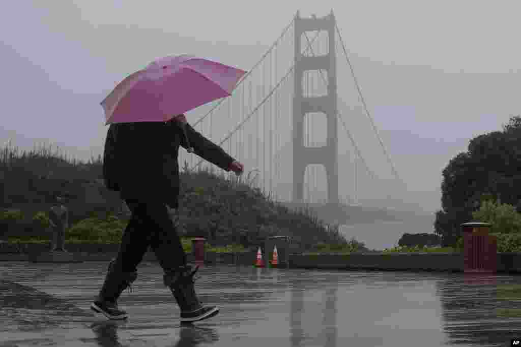 En California, el servicio meteorológico extendió una alerta de inundaciones hasta el sábado para diferentes áreas al norte de San Francisco. Las autoridades advirtieron sobre posibles inundaciones repentinas, deslizamientos de rocas y flujos de escombros.