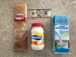 Una mayonesa, un paquete de pasta de 500 gramos y un litro de leche. El mercado de 5 dólares de Carolina Alcalde.