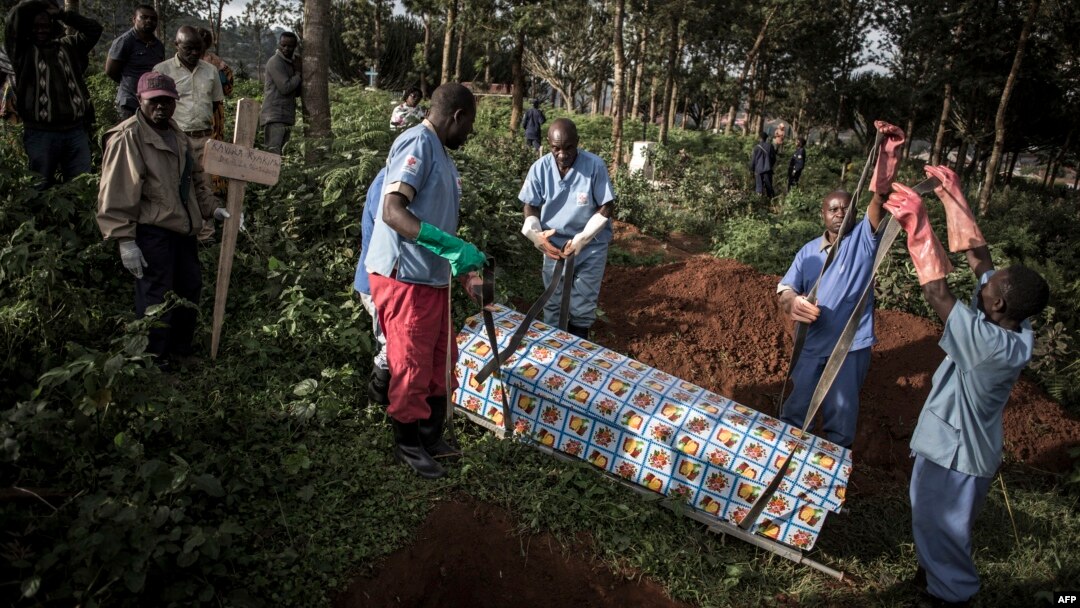 Petugas kesehatan menguburkan jenazah seorang korban tewas akibat virus ebola di Butembo, Kongo, 16 Mei 2019 lalu (foto: dok). 