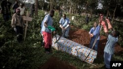 Petugas kesehatan menguburkan jenazah seorang korban tewas akibat virus ebola di Butembo, Kongo, 16 Mei 2019 lalu (foto: dok). 