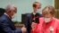António Costa (e), primeiro-ministro de Portugal, oferece um presente a chanceler alemã, Angela Merkel( d), num dos intervalos da cimeira de Bruxelas. 