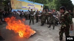 Miembros de la milicia islámica Basij se entrenan en Teherán para reprimir manifestaciones populares.