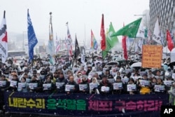 Protesters stage a rally demanding the arrest of impeached South Korean President Yoon Suk Yeol near the presidential residence in Seoul, South Korea, Jan. 5, 2025. The banner reads 'Arrest Yoon Suk Yeol.'