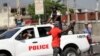 Un manifestant lève la main alors qu'il passe devant des policiers lors d'une manifestation pour exiger la démission du président haïtien Jovenel Moise, dans les rues de Port-au-Prince, Haïti le 11 octobre 2019. REUTERS / Andres Martinez Casares - 