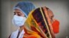 Una trabajadora de salud se prepara para administrar la vacuna contra el COVID-19 en Nueva Delhi, India, el 2 de julio de 2021.