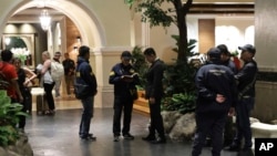 Policías reunidos en el Grand Hyatt Erawan Hotel en Bangkok, Tailandia, el martes 16 de julio de 2024. Varias personas fueron encontradas muertas el martes en el hotel de lujo en el centro de Bangkok.