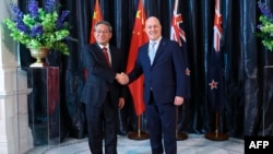 中国国务院总理李强星期四(6月13日)在访问新西兰时与总理克里斯托弗·卢克森(Christopher Luxon）会晤》（法新社）