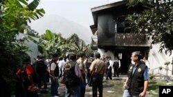 Polisi memeriksa lokasi sekitar klinik rehabilitasi di Chosica, Peru yang terbakar (5/5). Sedikitnya 14 orang tewas dalam peristiwa mengenaskan tersebut.