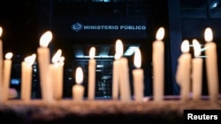 ARCHIVO - Velas encendidas por familiares de presos políticos pueden verse durante una vigilia en la sede del Ministerio Público en Caracas, el 2 de diciembre de 2024.