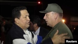 “Estoy muy feliz, como ustedes ven, de llegar aquí de nuevo”, expresó el presidente de la República, Hugo Chávez, a su arribo al aeropuerto de Maiquetía alrededor de las 2:30 de la madrugada de este viernes. 