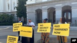 J Vasquez, representante de Communities United for Restorative Justice, habla frente al Capitolio estatal en Sacramento, California, el 14 de junio de 2023.