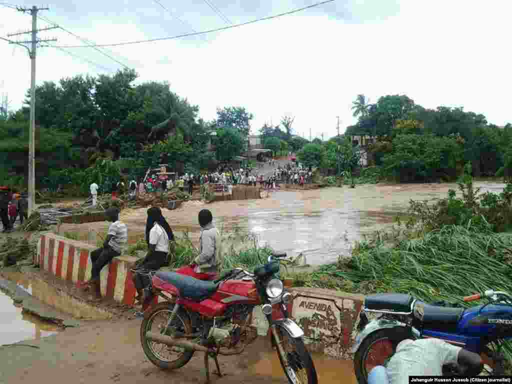 Ponte sobre o rio Molucue, em Molocue, desabou. Moçambique Jan 13, 2015