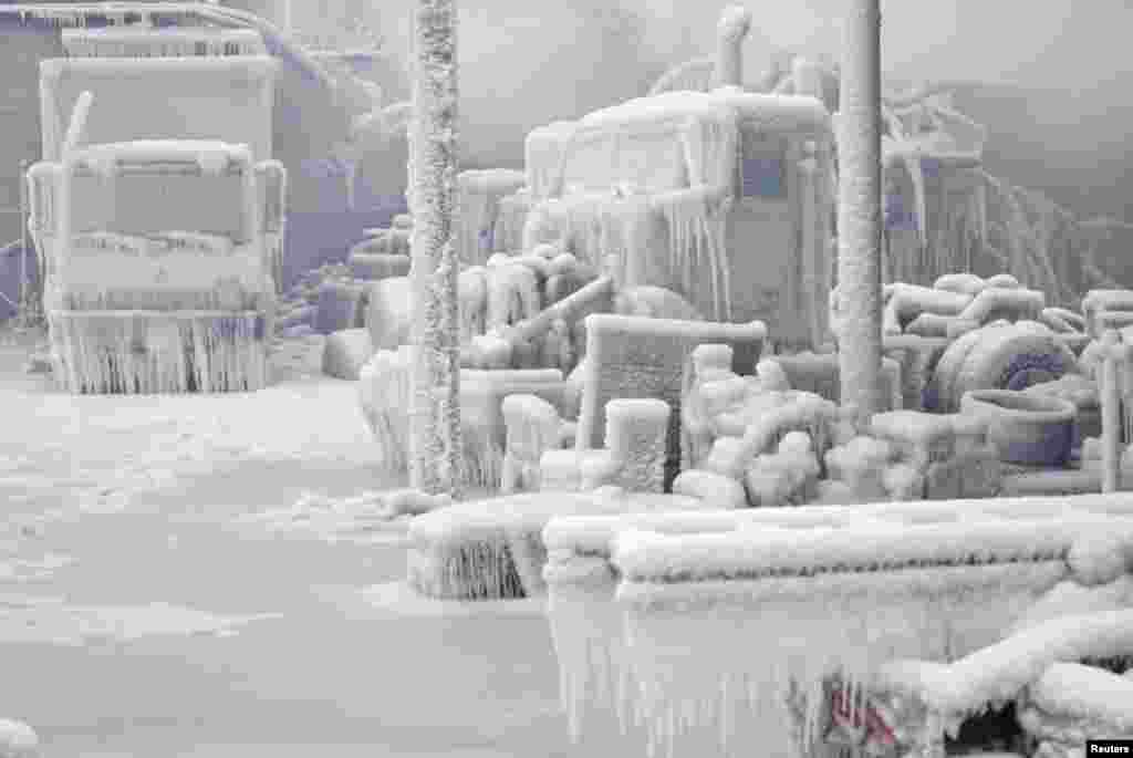 1月23日。 美国芝加哥仓库冰火两重天。火灾后遭雪盖。(路透社)