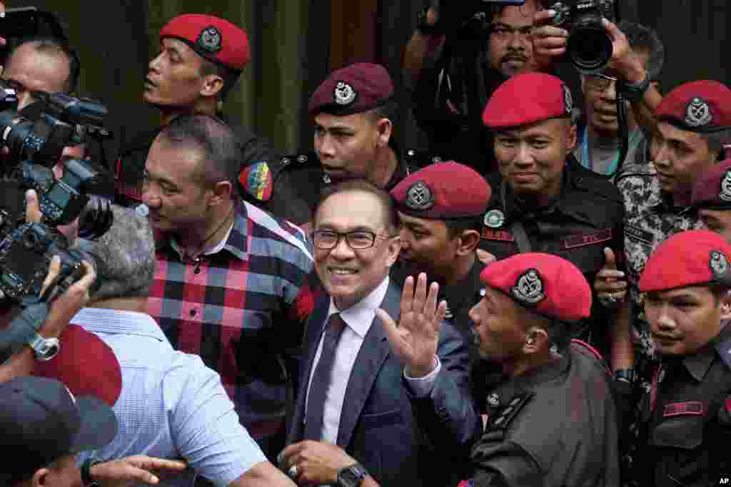 លោក Anwar Ibrahim អ្នក​តំណាង​កំណែទម្រង់​ម៉ាឡេស៊ី​ចាកចេញ​ពី​ផ្ទះ​របស់​ខ្លួន​នៅ​ក្នុង​ទីក្រុង​គូឡាឡាំពួរ។ លោ​បាន​ត្រូវ​បាន​ដោះលែង​ឲ្យ​មាន​សេរី​ភាព​បន្ទាប់​ត្រូវ​បាន​ព្រះរាជទាន​លើកលែង​ទោស​ បន្ទាប់​ពី​ការ​ឈ្នះ​ឆ្នោត​របស់​សម្ព័ន្ធ​មិត្ត​របស់​ខ្លួន​។