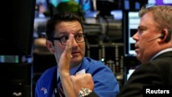 Traders work on the floor of the New York Stock Exchange in New York, Oct. 14, 2016. 