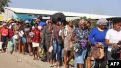 Warga Haiti antre untuk melintasi perbatasan antara kota Quanamienthe di Haiti dan kota Dajabon di Republik Dominika untuk bekerja (foto: dok).