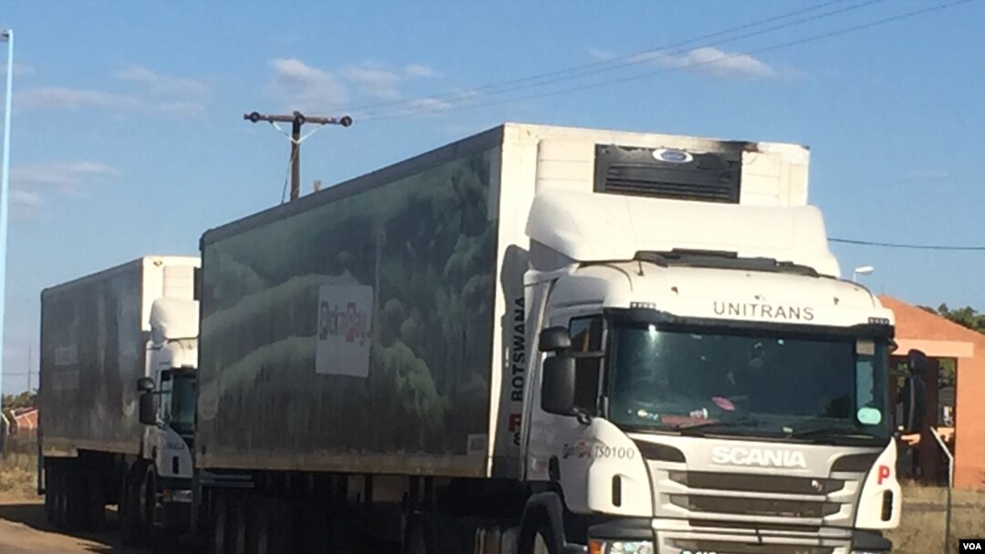Trucks carry goods into Botswana after being cleared at the Tlokweng border post. (Mqondisi Dube/VOA)