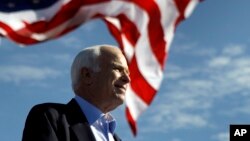 លោក John McCain ថ្លែង​នៅ​ក្នុង​កន្លែង​ប្រមូល​ផ្តុំ​មួយ​នៅ​ខាង​ក្រៅ​ស្តាត Raymond James ក្នុង​ក្រុង Tampa រដ្ឋ Florida កាលពី​ថ្ងៃទី៣ ខែវិច្ឆិកា ឆ្នាំ២០០៨។