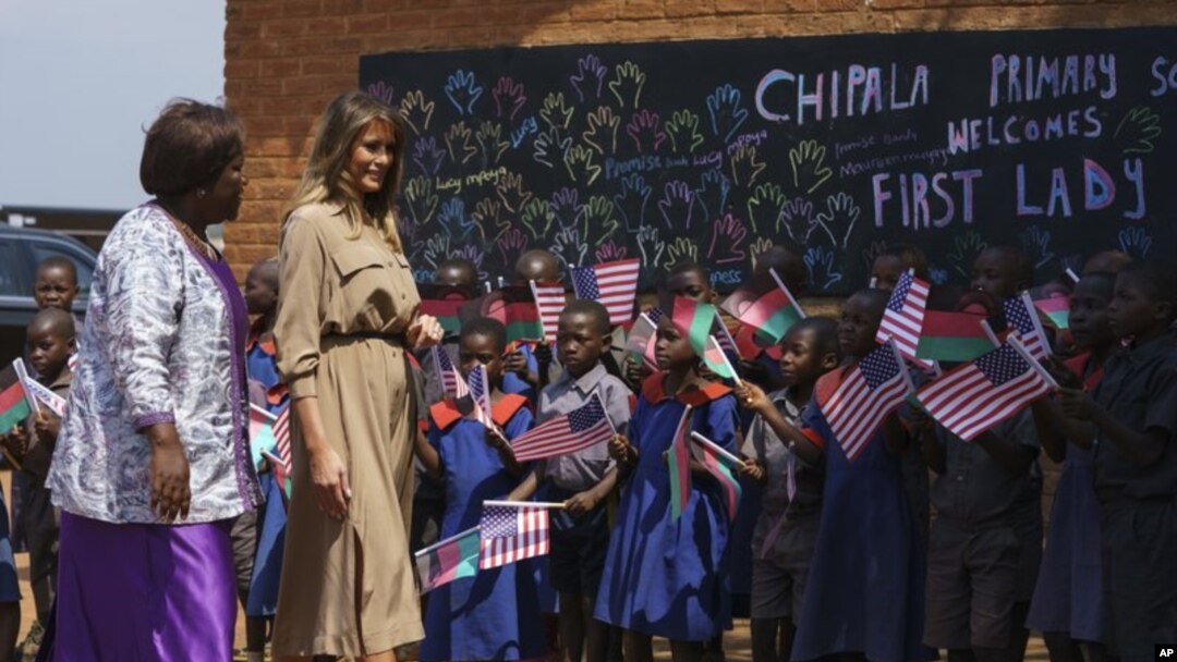 La primera dama Melania Trump es escoltada por la profesora Maureen Masi en su llagada a la Escuela Primaria Chipala, en Lilongüe. Noviembre 4, 2018.