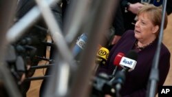 La canciller alemana Angela Merkel habla con los periodistas a su llegada a la cumbre de la Unión Europea en Bruselas el jueves, 20 de febrero de 2020.