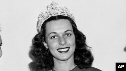 Bess Myerson berpose pada kontes kecantikan tahunan Miss America di Atlantic City, New Jersey, 8 September 1945.