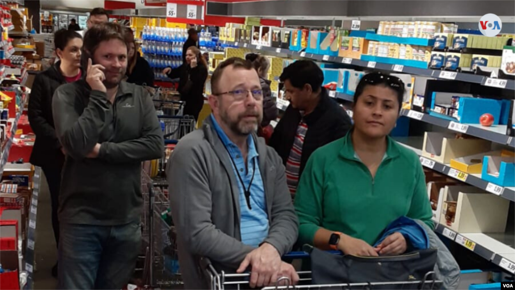 En los comercios, como este en Washington, los residentes permanecen en largas colas para abastecerse de alimentos y otros artículos necesarios. (Foto: Mitzi Macías)