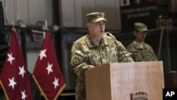 Le lieutenant-général Mark A. Milley prend la parole lors d'une cérémonie dans une base de l'OTAN à l'aéroport international de Kaboul, le 2 mai 2013.
