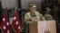 Le lieutenant-général Mark A. Milley prend la parole lors d'une cérémonie dans une base de l'OTAN à l'aéroport international de Kaboul, le 2 mai 2013.