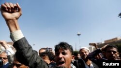 Seorang pendukung Houthi menghadiri pertemuan di Lapangan Tahrir merayakan kemajuan Houthi dalam memerangi pasukan yang setia kepada mantan presiden Yaman Ali Abdullah Saleh di Sanaa, Yaman, 3 Desember.