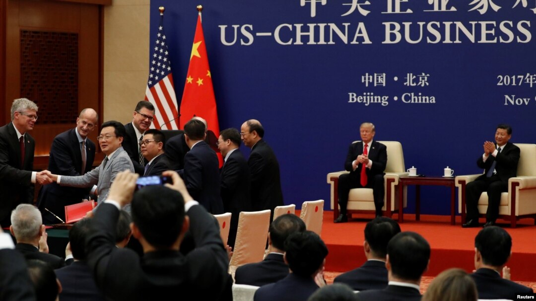 川普总统和习近平主席在北京人民大会堂见证美中两国签署贸易协议。（2017年11月9日）