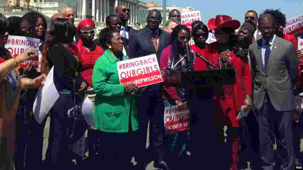 Saa, une ancienne lycéenne de Chibok au Nigeria, qui s&rsquo;est fait enlever par Boko Haram mais qui a réussi à s&rsquo;échapper, parle pour une conférence de presse pour les deux ans de capture des Chiboks Girls, devant le Capitole à Washington D.C, 14 avril 2016. (VOA / Maylis Haegel)