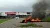 Un feu allumé par des protestataires devant l'enseigne sud-africaine Shoprite, Abuja, Nigeria, le 4 septembre 2019.