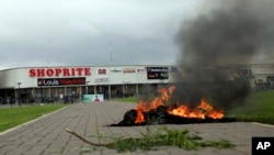 Un feu allumé par des protestataires devant l'enseigne sud-africaine Shoprite, Abuja, Nigeria, le 4 septembre 2019.