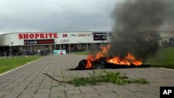 Aksi protes dilakukan di depan toko Shoprite milik pengusaha Afrika Selatan di kota Abuja, Nigeria (4/9) lalu. 