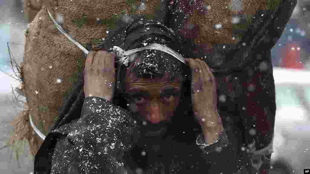 گوشه&zwnj;هایی از زندگی مردم کشمیر در یک روز برفی