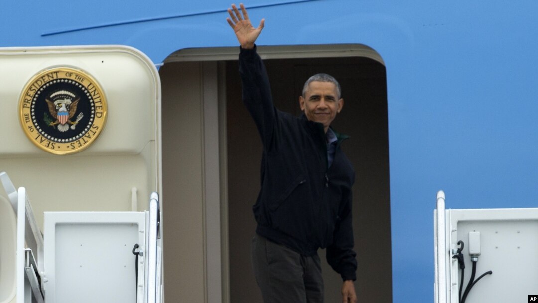 Tổng thống Barack Obama vẫy tay khi bước lên chuyên cơ Air Force One hôm 21/5 tại Căn cứ Không quân Andrews ở tiểu bang Maryland.