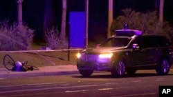 Esta imagen tomada de un video provisto por ABC-15 muestra a investigadores en el lugar del fatal accidente que involucró a un vehículo autónomo de Uber en Tempe, Arizona, el 19 de marzo de 2018.