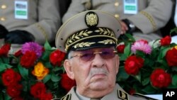 Le chef d'état-major algérien, le général Ahmed Gaid Salah, préside un défilé militaire à Alger, le 1er juillet 2018.