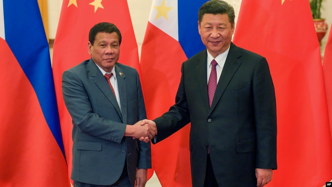 Presiden China Xi Jinping (kanan) menerima Presiden Filipina Rodrigo Duterte dalam pertemuan di Beijing, 15 Mei tahun lalu (foto: dok). 