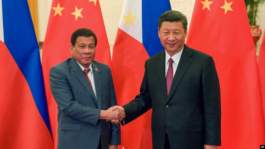 Tư liệu - TT Philippine Rodrigo Duterte, trái, và Chủ tịch TQ Tập Cận Bình chụp ảnh trước cuộc họp song phương bên lệ Hội nghị "Vành Đai-Con Đường" hôm 15/5/2017 (Etienne Oliveau/Pool Photo via AP) 