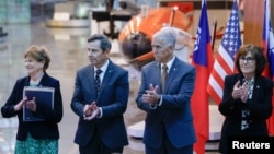 新罕布什尔州民主党参议员珍妮·沙欣(左一)、犹他州共和党参议员匡希恒(左二)、北卡罗来纳州共和党参议员汤姆·蒂利斯(右二)和内华达州民主党参议员杰基·罗森(右一)在台湾桃园参访国家中山科学研究院。(2026年3月30日)