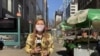  La periodista Celia Mendoza, de la Voz de América, graba un reportaje en el centro de Nueva York, en la esquina entre la Calle 34 y la 8ª Avenida, tras entrevistar a vendedores ambulantes.