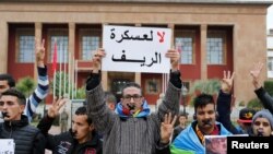 Les activistes amazighs protestent contre le gouvernement la veille de la célébration du 2967ème nouvel an de l'Amazighé, près du parlement, à Rabat, Maroc, 13 janvier 2017. 