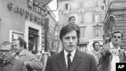 ARHIVA - Alen Delon na snimanju filma "Sicilijanci" u Rimu, 27. marta 1969. (Foto: AP)