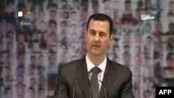 ພາບທີ່ຖ່າຍທອດ ໂດຍໂທລະພາບ ຂອງລັດຖະບານຊີເຣຍ ສະແດງໃຫ້ເຫັນ ປະທານາທິບໍດີ Bashar al-Assad ກ່າວຄໍາປາໄສ ໃນວັນອາທິດ ທີ 6 ມັນງກອນ 2013. 